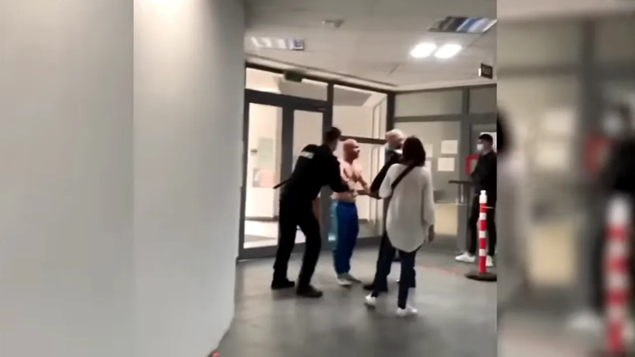 Bătaie la Starea Civilă din Vaslui, dintr-un motiv incredibil. Forțele de ordine abia au reușit să îi oprească pe scandalagii (VIDEO)