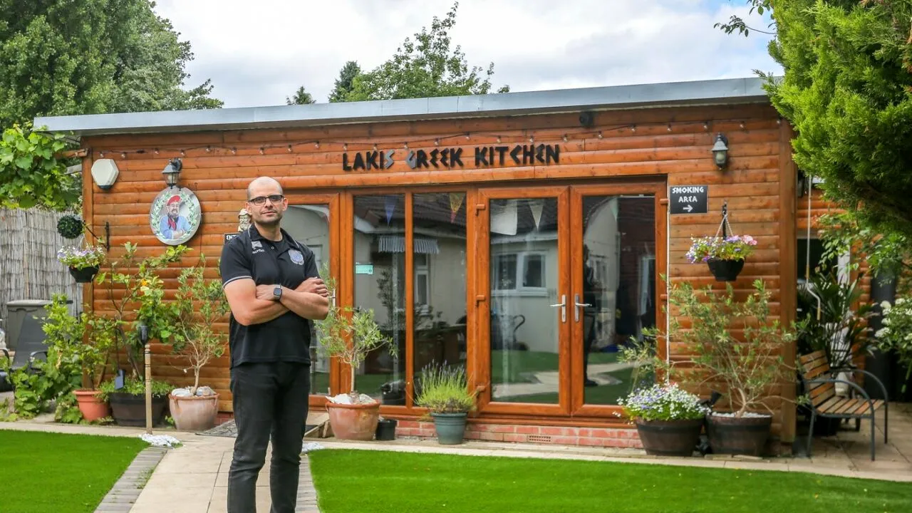 O TAVERNĂ grecească în propria curte, afacerea cu care doi soți au dat lovitura. Clienții din toată lumea le calcă pragul: 