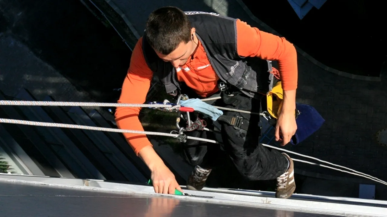 Câte mii de lei a plătit ISU Vaslui pentru un costum de alpiniști cu care pompierii să se cațere în copaci