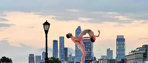 Spectacolul de dans contemporan ”Oameni speciali”, cu Lari Giorgescu și Teodora Velescu, reprezentații extraordinare la New York