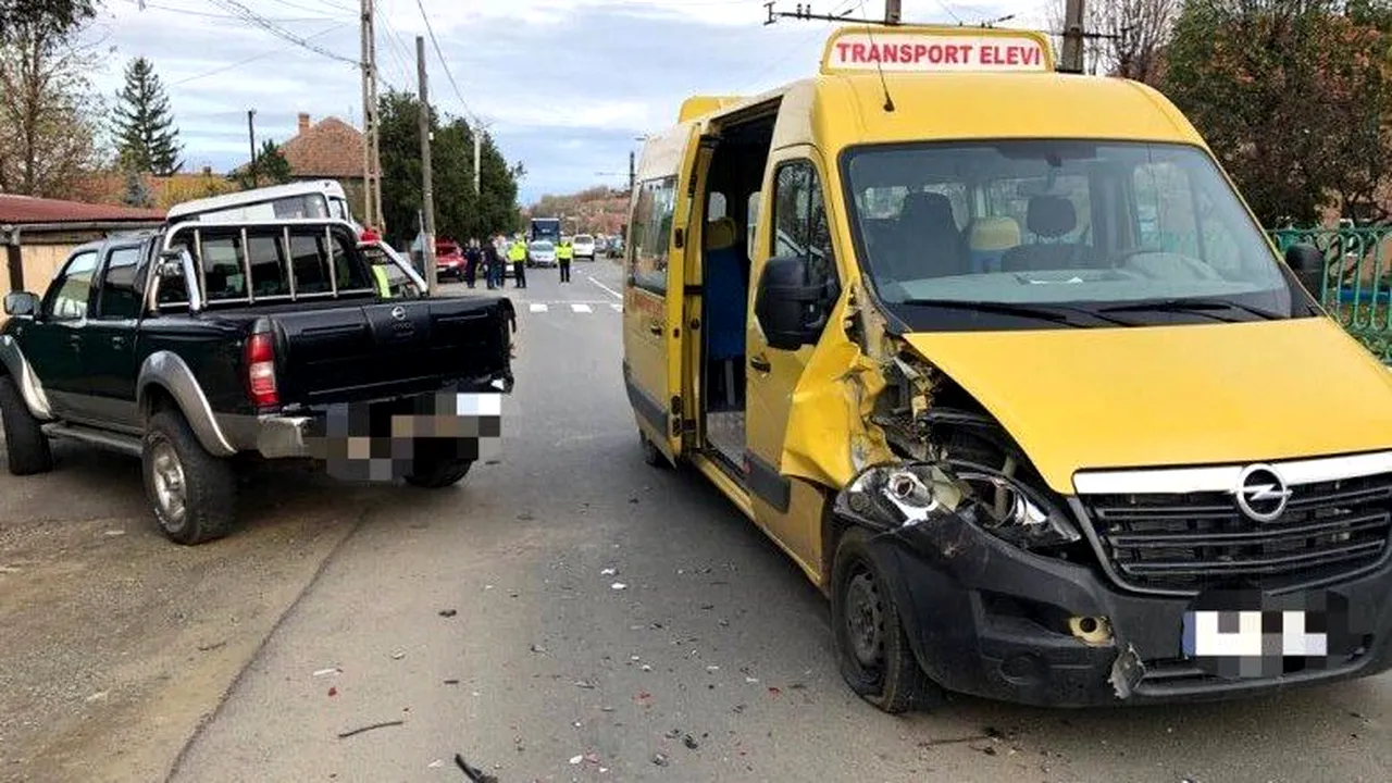 Copii puși în PERICOL de șoferul unui microbuz școlar. Bărbatul, beat, a făcut accident