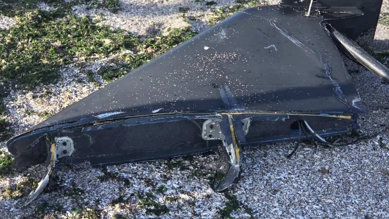 Mai multe bucăţi de dronă au fost descoperite pe plaja din Tuzla, în această după-amiază