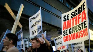 Protest în centrul Bucureștiului împotriva mișcării Antifa, organizat de o grupare de ultrași. Ce mesaje au scandat cei aproximativ 100 de participanți