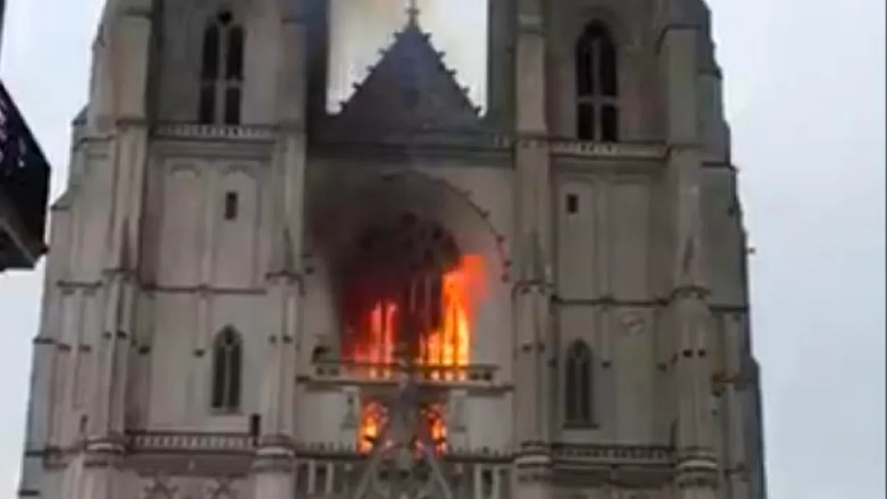 Autoritățile franceze vorbesc despre o mână criminală, în cazul incendiului de la Catedrala din Nantes (VIDEO)