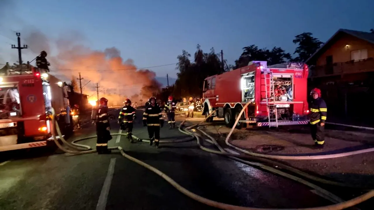 EXPLOZIA de la Crevedia. 15 pompieri continuă să răcească cisternele de GPL / Zona, supravegheată permanent