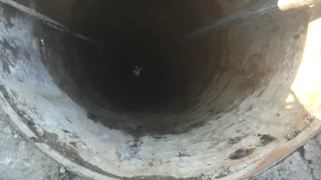 Caz halucinant în Botoşani. Un bărbat a bătut un bătrân și l-a aruncat în fântână. Victima a murit