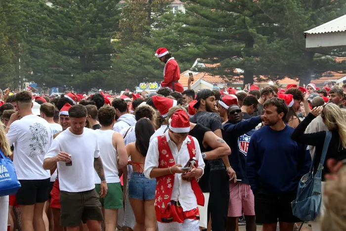 Mii de turiști au luat cu asalt una dintre cele mai faimoase plaje din Australia în ziua de Crăciun FOTO: Profimedia