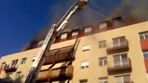 Focul izbucnit la mansarda unui bloc din Capitală a fost stins. O femeie a făcut atac de panică și un pompier a ajuns la spital