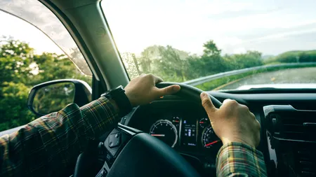 Ce AMENDĂ riscă șoferii care consumă cafea sau alte băuturi nealcoolice la volan