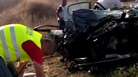 Doi militari au murit după ce mașina în care se aflau a fost făcută praf de un autocar