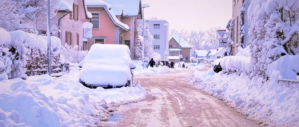 Strat de zăpadă de 12 cm în Capitală! Avertisment pentru șoferi: Vântul scade vizibilitatea