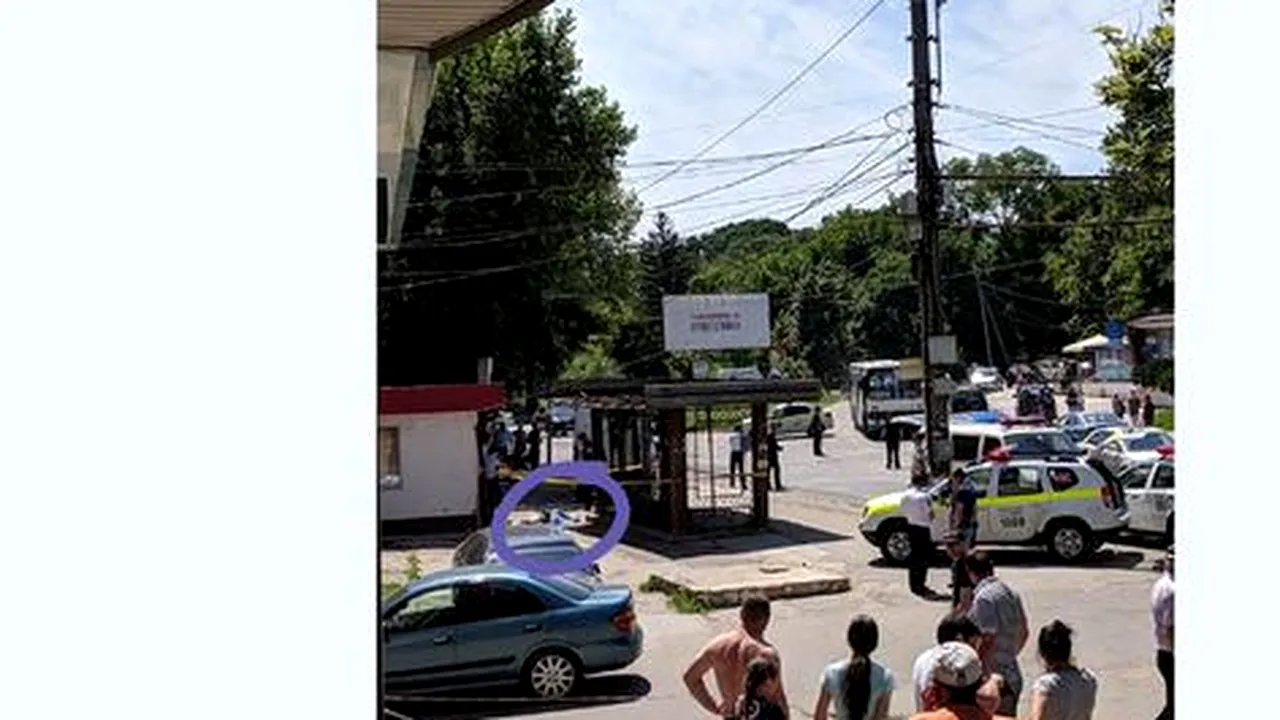 Un șofer a intrat cu mașina în mulțimea dintr-o stație de autobuze din Chișinău