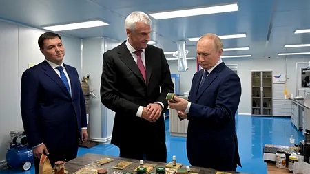 În drum spre summitul din Alaska, Vladimir Putin s-a oprit în Magadan pentru a vizita o FABRICĂ de ulei de pește