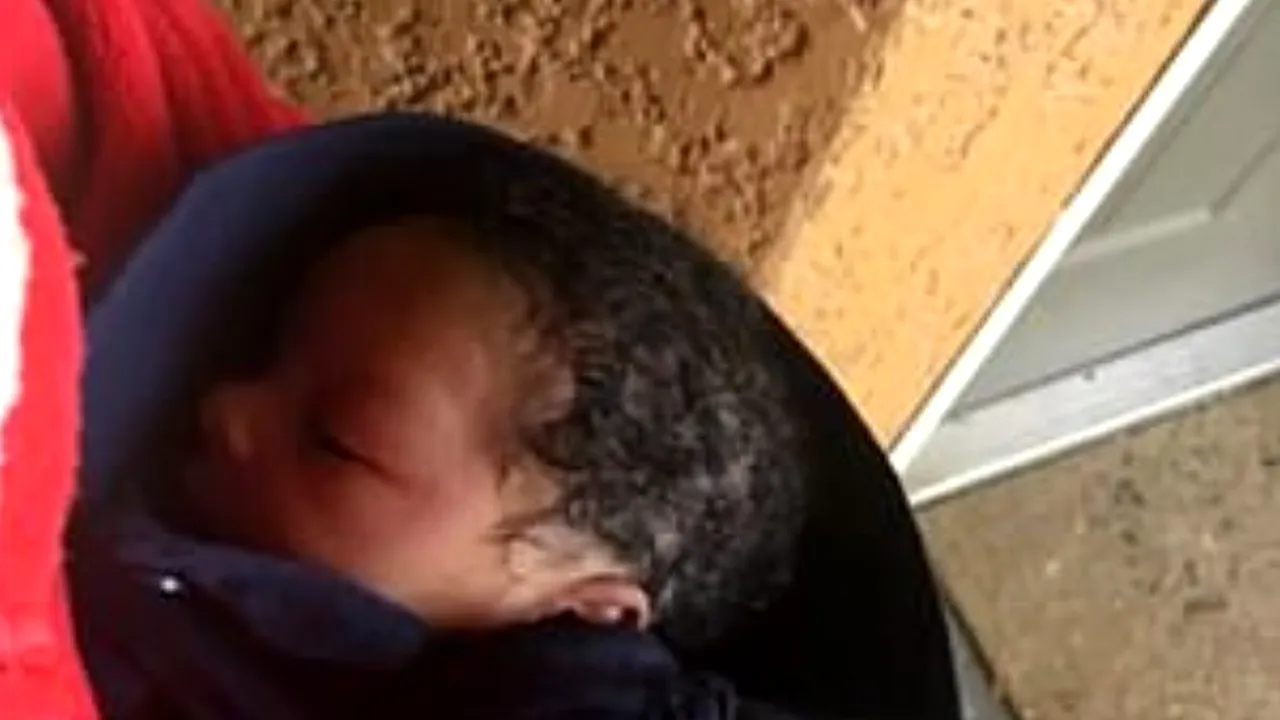 Caz cutremurător: Și-a lăsat copil la ușa unor necunoscuți alături de un mesaj îngrijorător: „Tatăl lui a încercat să ne omoare