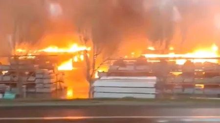 INCENDIU de proporții la un depozit de materiale de construcții din Craiova. Locuitorii, avertizați prin RO-ALERT să evite zona - VIDEO