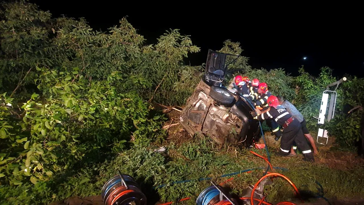 Familie distrusă în Neamț: Doi fraţi în vârstă de 18, respectiv 20 de ani au MURIT după ce au intrat cu maşina într-un copac