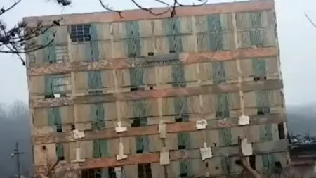 Demolare SPECTACULOASĂ la Salina Slănic: o clădire a fost pusă la pământ cu explozibili