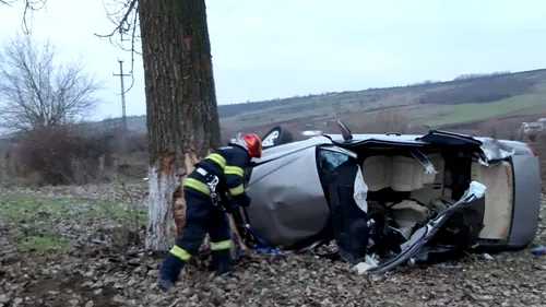 Tragedie în Vaslui. Un tânăr a murit după ce a intrat cu mașina într-un copac