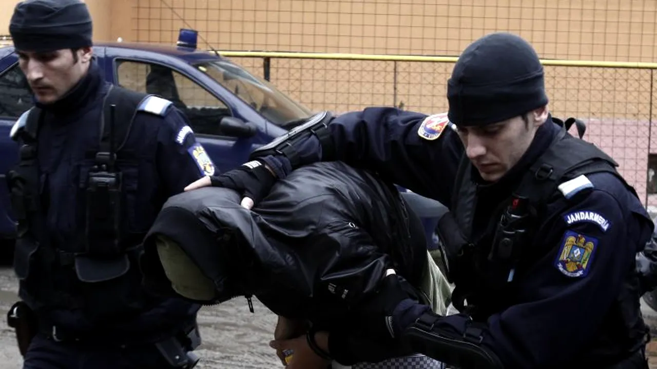 Tânăr arestat pentru de trafic și consum de droguri, alți trei nu pot părăsi localitatea