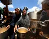 PAM: Depozitele de alimente din Gaza au fost luate cu asalt de „hoarde de oameni înfometați”