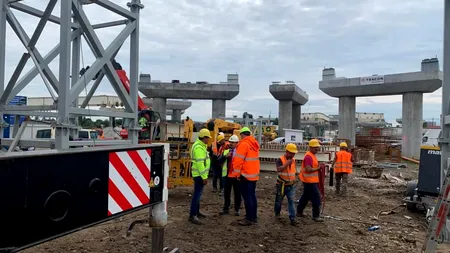 Pasajul de la Domnești prinde contur. Joi s-a turnat primul strat de asfalt | GALERIE FOTO