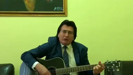 Nu e păcat/ Ca să se lepede/ Clipa cea repede/ Ce ni s-a dat? Nicolae ROBU cântă la chitară și recită versuri, cu Eminescu pe buze