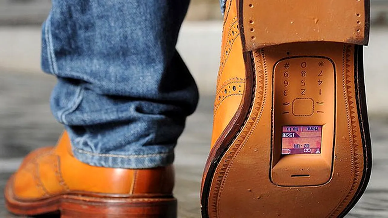 FOTO. Un britanic a inventat gheata cu telefon în talpă. Cât costă o perche de încălțări „walkie talkie