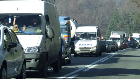 Accident cu trei răniți în Vâlcea: cum au ajuns să se lovească două autoutilitare, un autoturism și o motocicletă