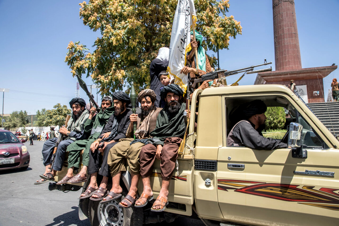 Talibanii capturează vehicule, arme și echipamente americane. Sursa Foto: Hepta 
