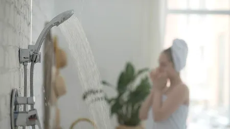 Este mai bine să faci duș dimineața sau seara? Un dermatolog relevă care ar fi momentul ideal și de ce