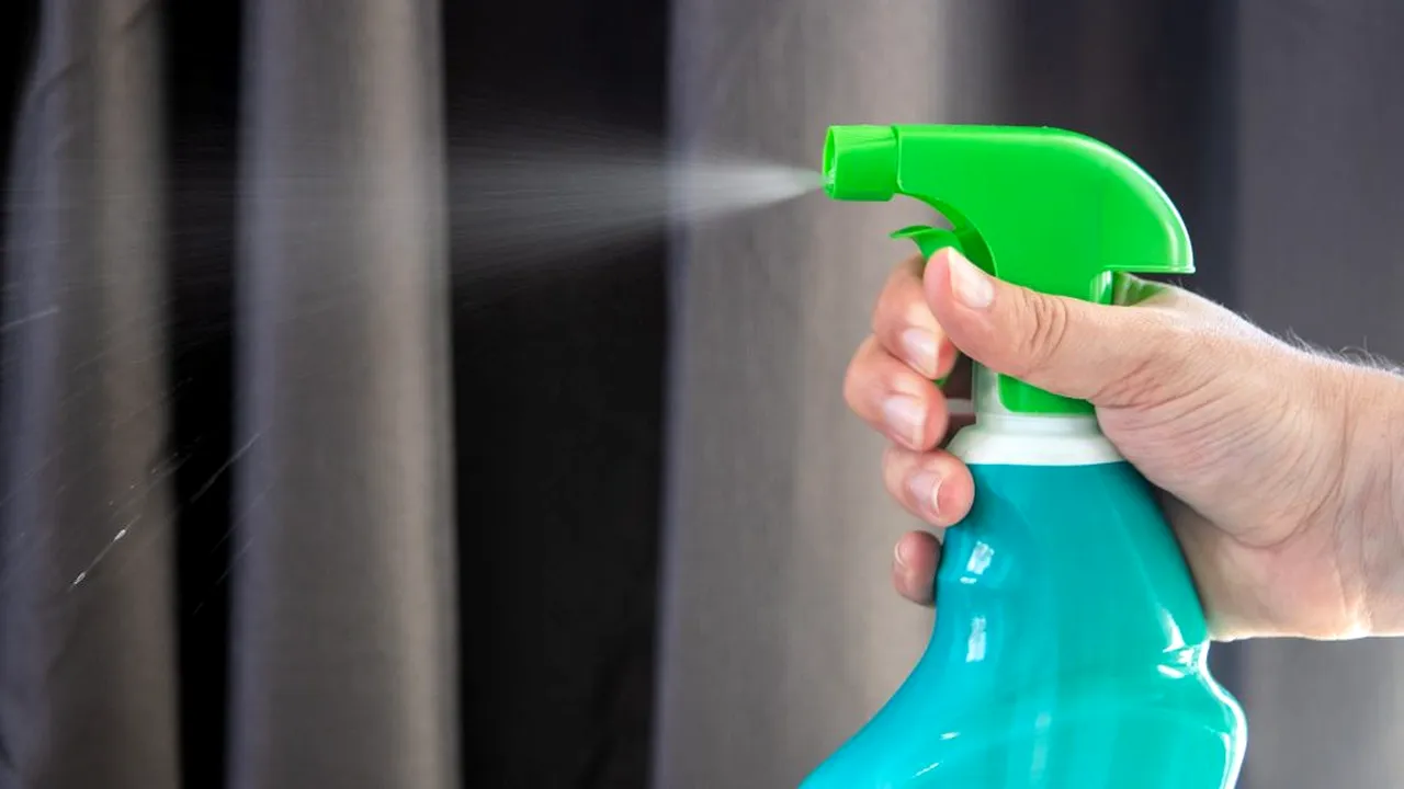 ȘOCANT. Un turist a murit de teama de coronavirus. Bărbatul s-a intoxicat după ce a folosit în exces substanțe dezinfectante în camera în care s-a cazat