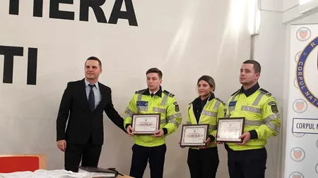 Trei agenți rutieri au fost decorați după ce au salvat doi bătrâni și un cățel din incendiu - FOTO / VIDEO