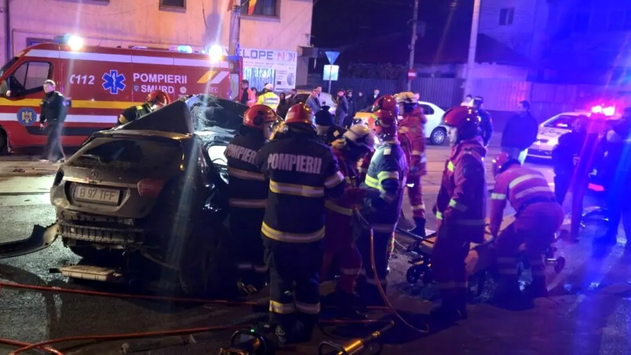 Accident teribil în Sectorul 5 din Capitală. O tânără a murit după ce mașina în care se afla a intrat într-un stâlp