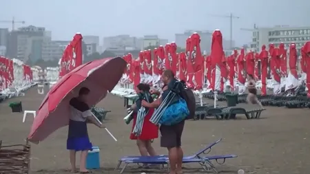 Vremea rea le-a stricat distracția turiștilor de pe litoral: „Prima zi de concediu e cu ploaie” / „Curajoșii” au intrat în mare, în ciuda pericolului