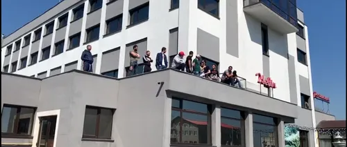 PROTEST la Craiova. Zeci de oameni s-au urcat pe un hotel, supăraţi că nu pot ieşi din carantină: Ne-au sechestrat!