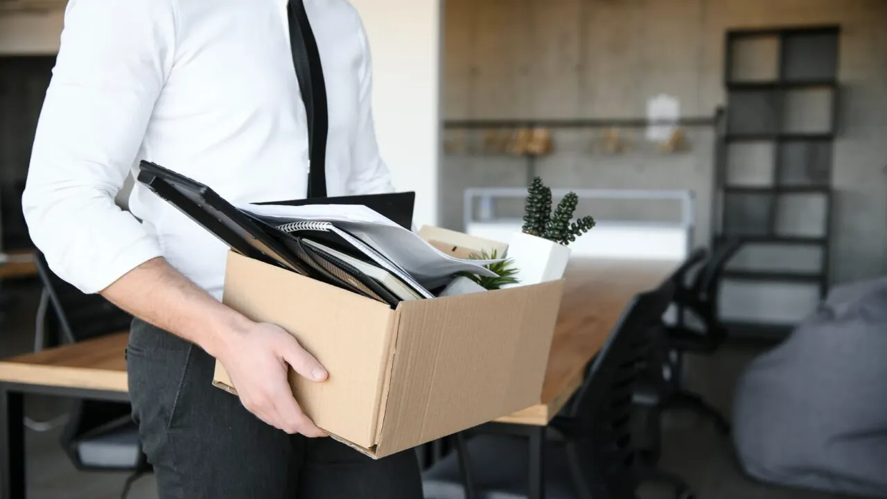 Firma de curierat care își închide 24 de clădiri în primele 6 luni ale lui 2026. 30.000 de oameni vor rămâne fără locuri de muncă