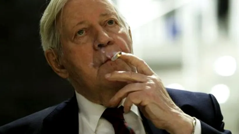 La 94 de ani, fostul cancelar Helmut Schmidt și-a făcut stocuri de țigări mentolate de 7.000 euro