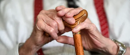 Un renumit profesor propune SINUCIDEREA ritualică a bătrânilor pentru a combate îmbătrânirea populației