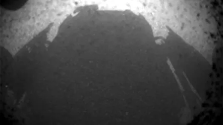 PRIMELE FOTOGRAFII făcute de Curiosity pe Marte
