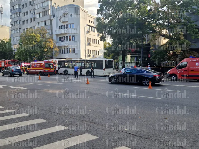 Accident grav pe Calea Dorobanți din București, în care a fost implicat un autobuz STB. Trei persoane, transportate la spital