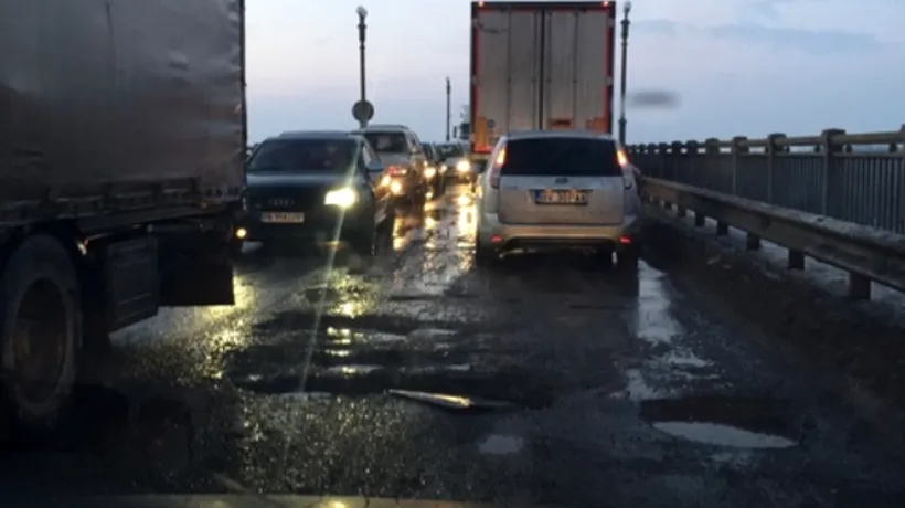 Coadă de mașini de 10 km la ieșirea din țară pe la Giurgiu-Ruse, din cauza unor lucrări la pod: ce soluții propune poliția rutieră