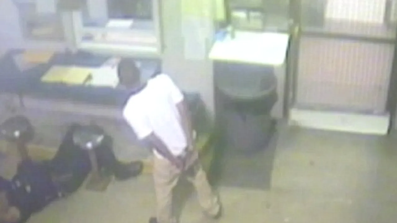 Polițistul care urma să-l încarcereze a suferit un atac de cord chiar în fața sa. Cum a reacționat tânărul arestat