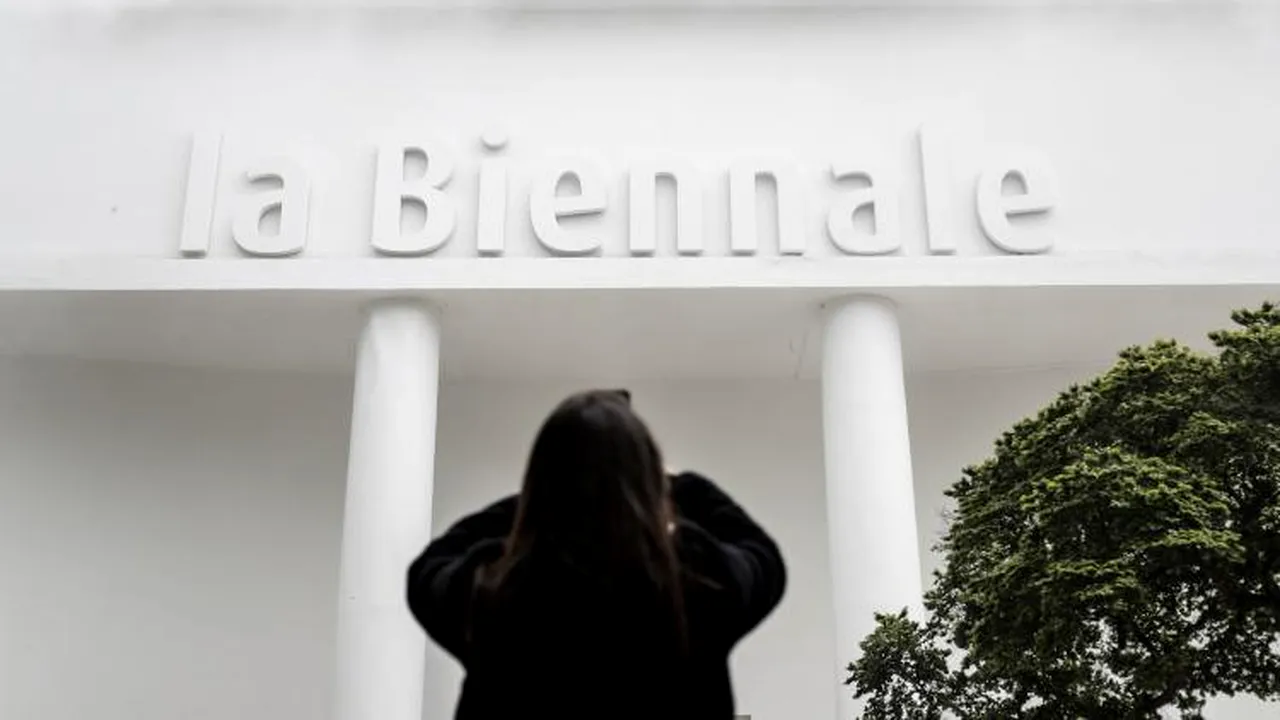 Jeffrey Gibson, primul artist indigen care va reprezenta solo SUA la Bienala de la Veneția 