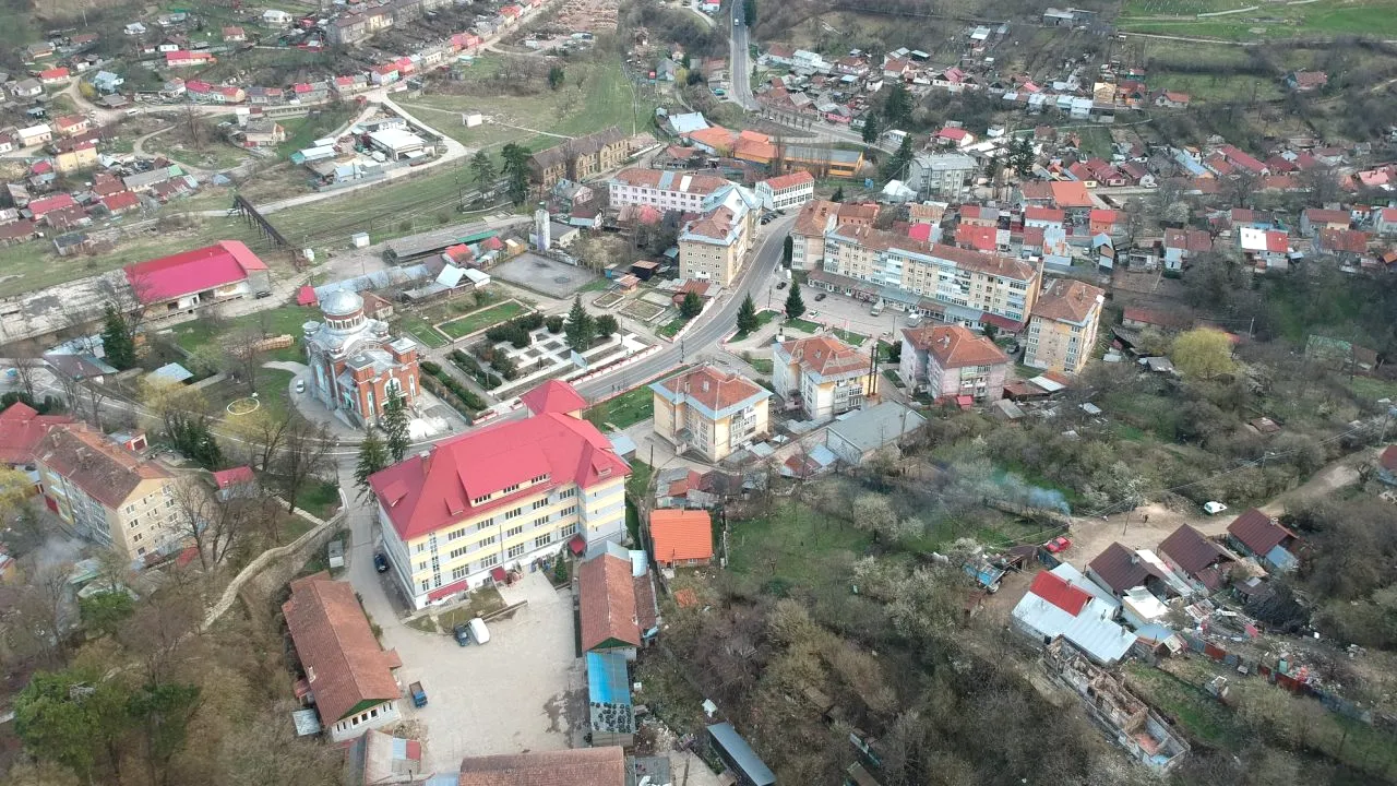 Într-un oraș din România poți cumpăra un bloc întreg la prețul unei garsoniere din Capitală. Se vând 13 clădiri cu patru etaje