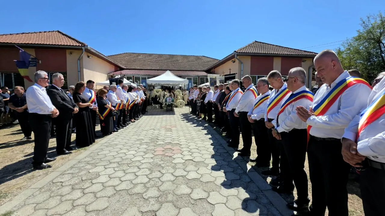 Comuna Băița și-a luat rămas-bun de la primarul Damian Diniș. Sute de oameni l-au condus pe ultimul drum, în cămăși albe și cu eșarfe tricolore