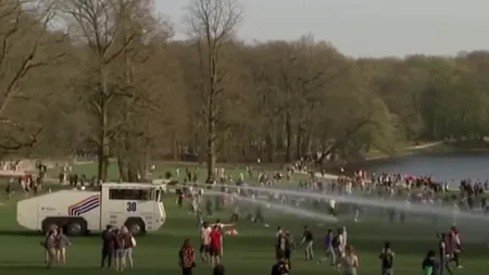 Protestatarii anti-restricții, prezenți la concertul „fals” de la Bruxelles, au fost răniţi în timpul unei operaţiuni de dispersare a mulţimii - VIDEO -