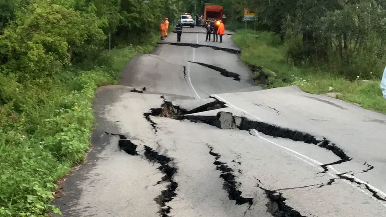Trafic închis pe un drum național din Argeș, din cauza unei alunecări de teren