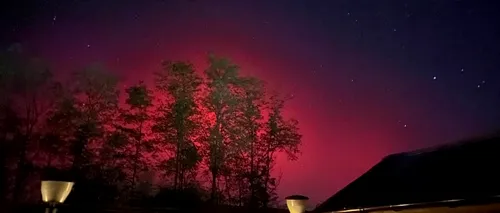 FOTO AURORA boreală pe cerul României. Fenomenul cosmic care a creat spectacolul de lumini din cortina roșie