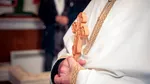 Preot destituit de Episcopia Hușilor, din rândul clerului, după ce ar fi lăsat însărcinată o enoriașă căsătorită. Ce interdicție a primit