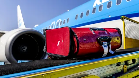 VIDEO | Motivul pentru care bagajele roșii sunt încărcate primele în avioane. Teoria care a devenit virală pe Tiktok